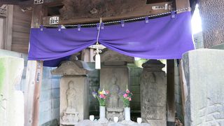 広尾稲荷神社の脇