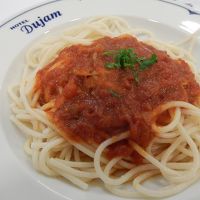 ホテルの食事。イタリアの対岸ですが、アルデンテは望めません