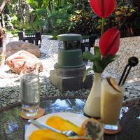 ラウンジでも無料ドリンクとフルーツ