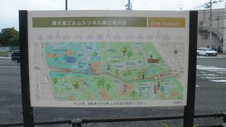 案内板が設置された遊歩道