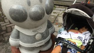 アンパンマンの石像がならんでいます！