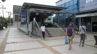 平日のガムペーンペット駅