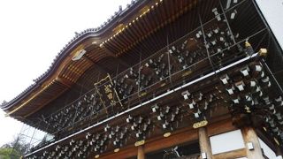境内入口に建つ総欅造り成田山新勝寺（なりたさんしんしょうじ）の総門