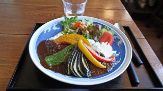 駅ナカの喫茶店　　レトロな雰囲気にわりとおいしいカレー