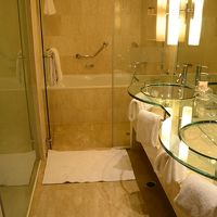 浴室はリノベが出来ていて新しいデザインと設備。