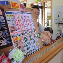 おばちゃんが一つずつ手作りしてくれます