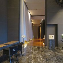 入口はダイナミックな雰囲気でした