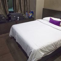 バスルームの前から撮った、狭い部屋の写真