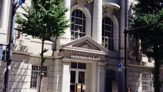 今は結婚式場。昔は銀行。