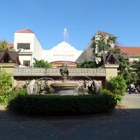 道路を挟んで向かいから撮影しました