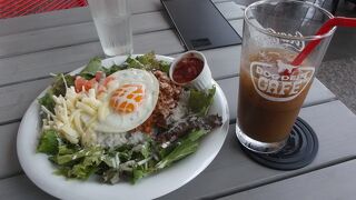 ドックヤードガーデン眺めながらテラスで・・