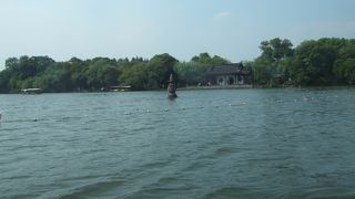 一元札に描かれている風景が見える。