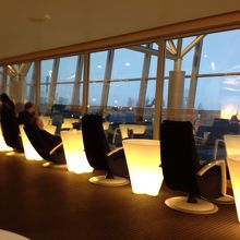 外の滑走路がみれるすわり心地のいい椅子