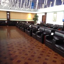 ソファーが横に並ぶラウンジ内