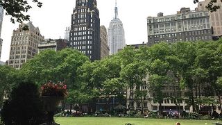 市立図書館に隣接した市民の憩いの場