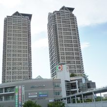 ツインタワーのマンションもある