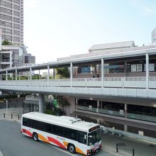ＪＲ堺市駅からは陸橋で繋がっている