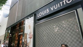 入るのをためらう