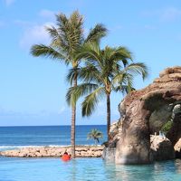 プールから海を眺める