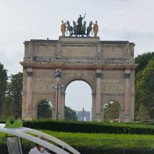 向こうにはもう一つの凱旋門