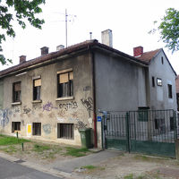 この建物の奥に部屋がありました