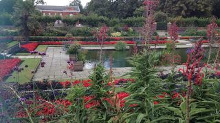 綺麗なイングリッシュガーデンがあります。