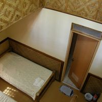 １階の部屋には2ベットとバスルーム