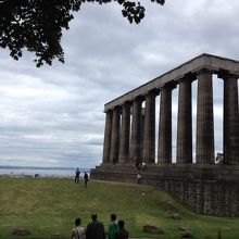 頂上にあるパルテノン神殿 に似たモニュメント。