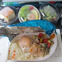 お肉に野菜にチーズ、バランスが良いです。