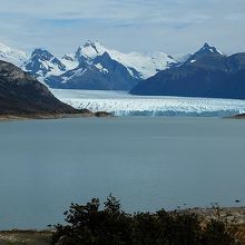 この展望台から見たリコ水道とペリト・モレノ氷河の遠景。