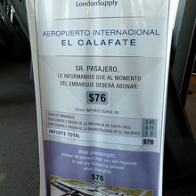 チェックイン手続きが済むと、空港税を払いましょうのお知らせが