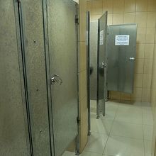 ただし、女性用トイレの個室ドアはトタン板製。(´-ω-｀)