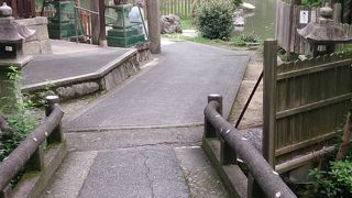 石鳥居の笠が唐破風で京都三珍鳥居の一つ