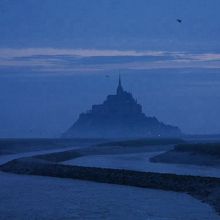 朝焼けのモンサンミッシェル。