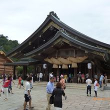 屋根が新しく吹き替えられた拝殿