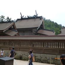 本殿の西側だが本当はこちらが正面