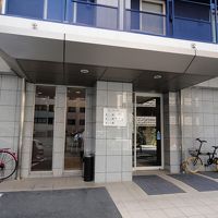 前に駐車場があります