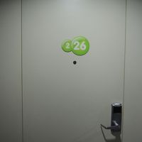 今回の部屋、反対側はカラフルでポップですが、こちらは白一色