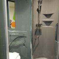 シャワーを使うとトイレが少々水浸しになります