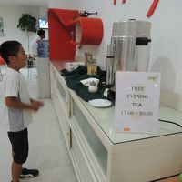 フロント左の食堂。食事、ビール飲めます。無料ドリンクサービス