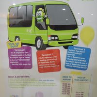 シャトルバスの時刻表。空港行き始発は5時