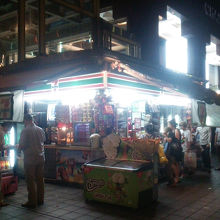 見えにくいですが、セブンイレブン屋台の奥です