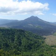 バトゥール山と湖の絶景の中でランチ