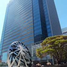 ビル前の植林とオブジェ