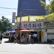 市庁駅近くにあるチンジュフェグァンさんです。