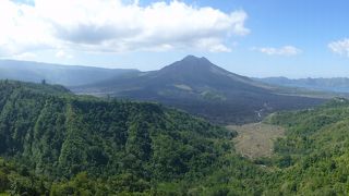 バトゥール山と湖の絶景の中でランチ