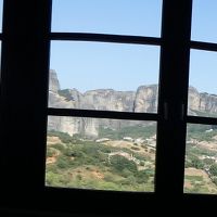 ロビーから窓越しに眺めるメテオラ奇岩群