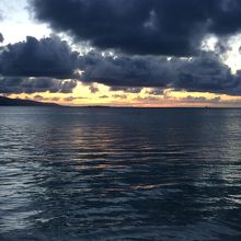 竹富島の夕陽、西桟橋にて。