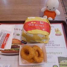 ブルコギバーガーとイカリングです。