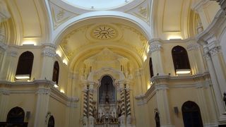 淡い黄色の教会